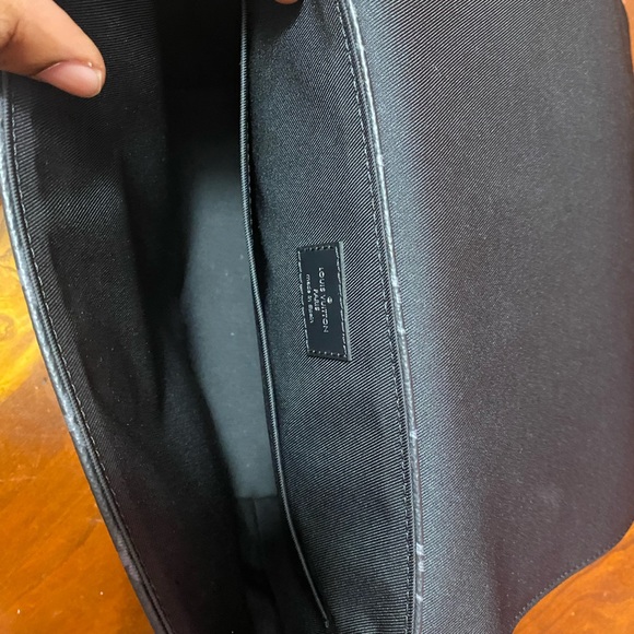 LOUIS VUITTON MESSENGER BAG - Picture 7 of 14